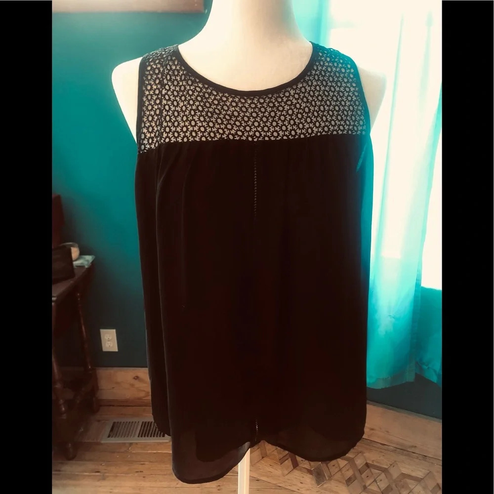 Sleeveless black blouse sleeveless with floral lace